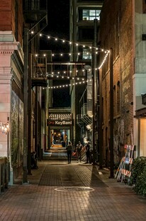 夜晚小巷的温馨灯光景致