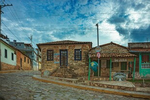 古老街道旁的多彩民居