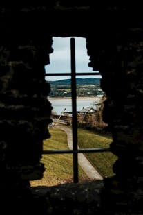 透过残垣望海景