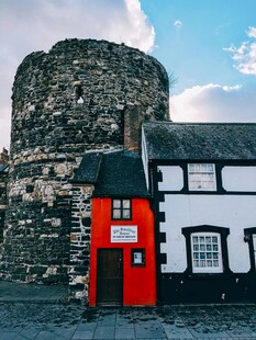 古老石塔旁的红门小屋