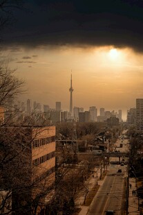 城市黄昏景象 阳光穿透云层