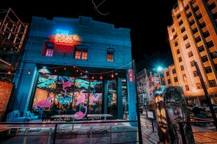 夜晚绚丽的街边店铺