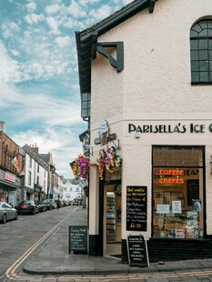 街角的复古冰淇淋店