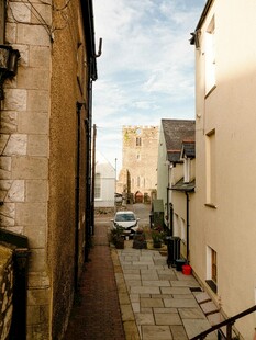 狭窄小巷中的古朴建筑景观