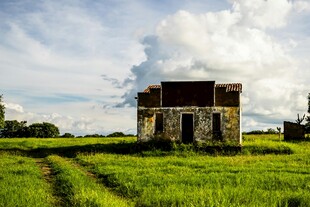 田野中的古朴小屋
