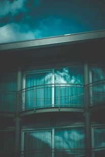 夜晚窗边的神秘光影