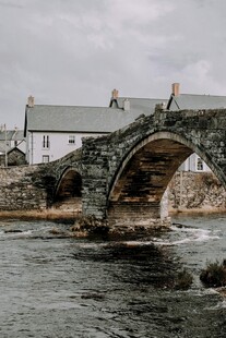 古老石桥横跨潺潺流水