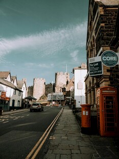 复古街道上的电话亭与建筑