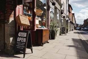 街道边的店铺与开放标识