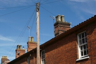 红砖房屋与蓝天烟囱景观