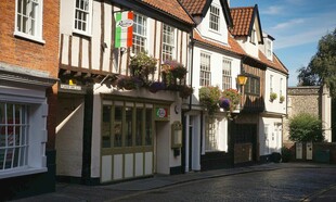  洲小镇街边的特色建筑