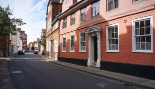 英式街道旁的彩色建筑