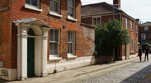 英式街道旁的古朴建筑