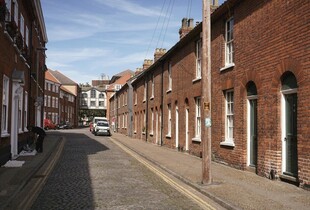 红砖街道的静谧景象