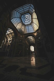 复古玻璃穹顶下的神秘空间