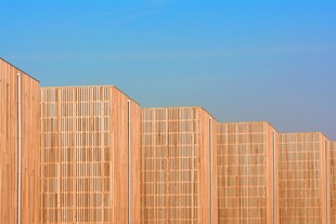 整齐排列的橙棕色建筑