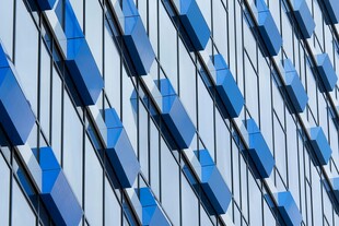 蓝色几何建筑外观