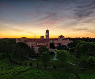 黄昏下的美丽建筑景观