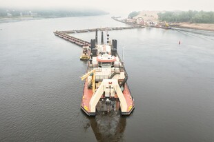 河道上的大型挖泥作业船