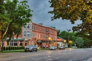 街边复古建筑与停放车辆