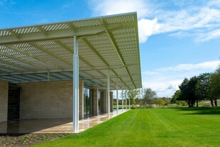 户外现代建筑与翠绿草坪