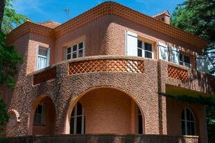 红砖拱形设计的精美别墅