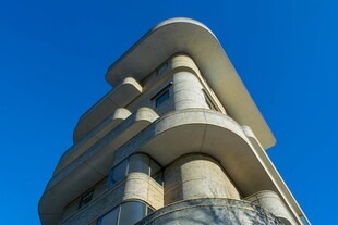 独特建筑顶部特写