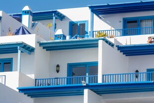 蓝白相间的地中海风格建筑