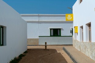 简约白色建筑外观场景