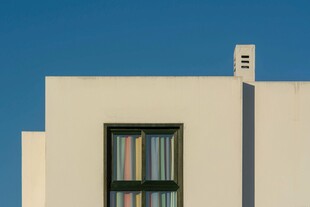 简约建筑的明亮窗户