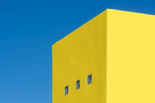 黄色建筑的简洁外观