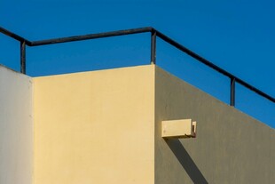 建筑一角的护栏与蓝天