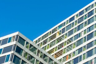 现代高层玻璃幕墙建筑