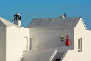 白色建筑屋顶与红色物件