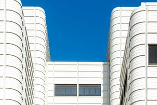 现代白色建筑外观特写