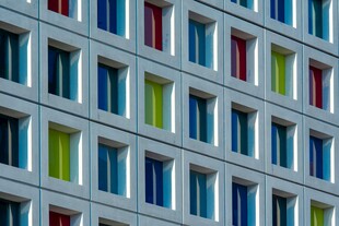 多彩窗户装点现代建筑