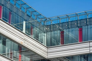 现代玻璃幕墙建筑外观