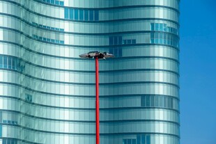 高楼外墙清洁工人作业