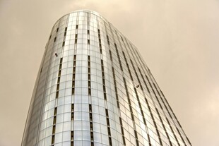 高耸入云的现代摩天大楼