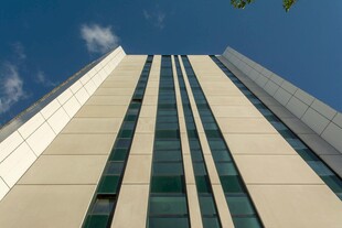 现代高楼仰视视角特写