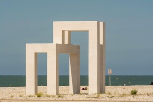 海边白色几何艺术建筑