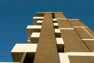 仰视下的现代高楼建筑