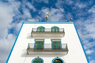 白色建筑上的多彩窗户