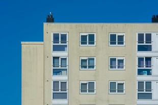 浅色多层居民楼外观