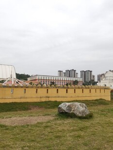 古老城墙与现代建筑相映