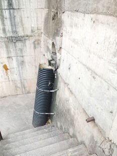 楼梯角落的黑色圆柱形物体