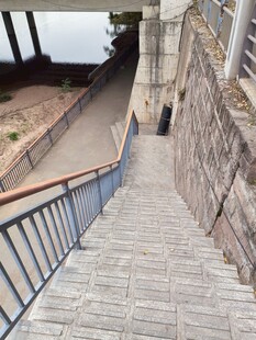 户外木质阶梯与护栏景观