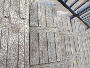 灰色石砌墙面与金属架