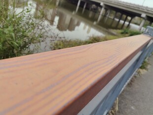 河边木质平台近景