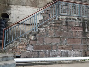 古老石阶与金属护栏景观